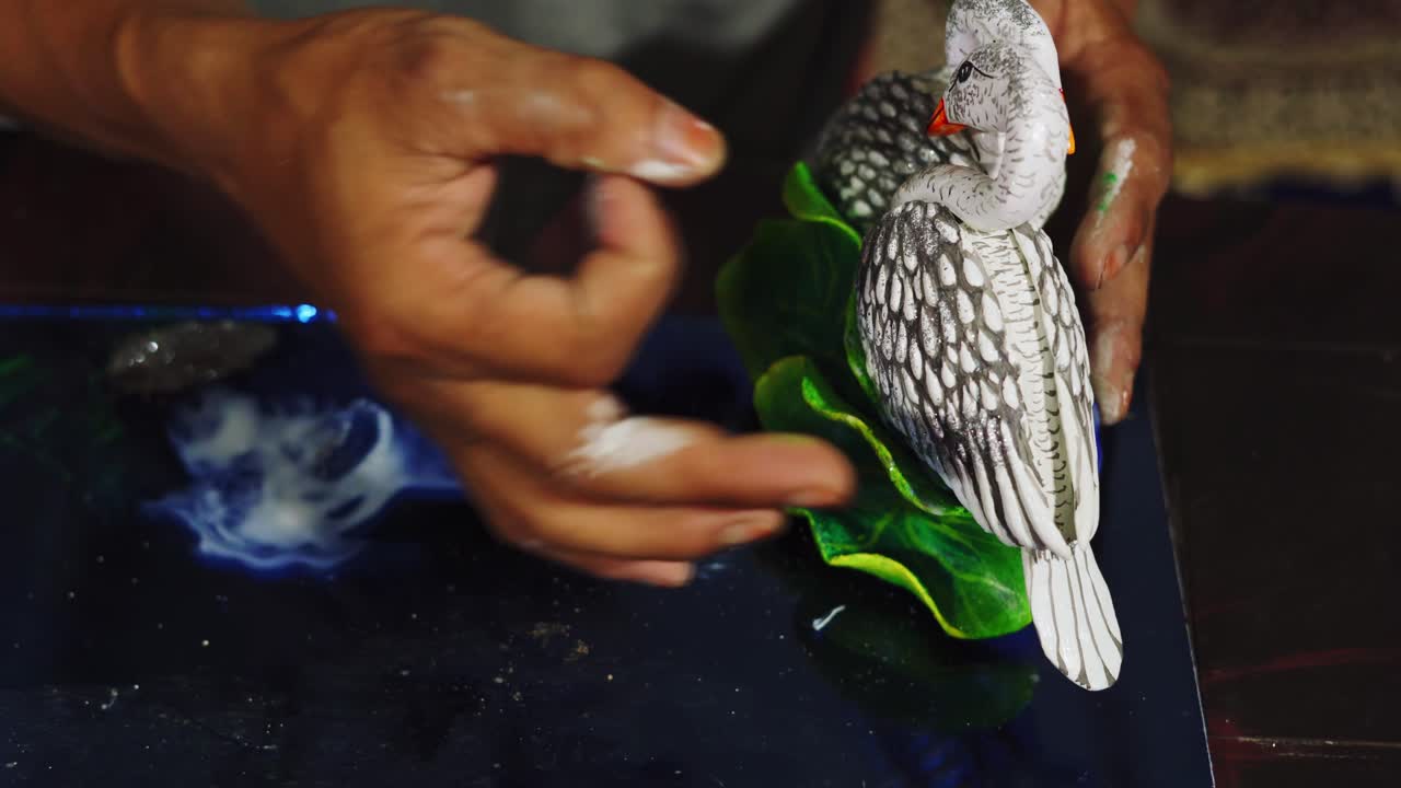 escultor hombre creando una escultura de arcilla en el taller pintando el producto de arte final