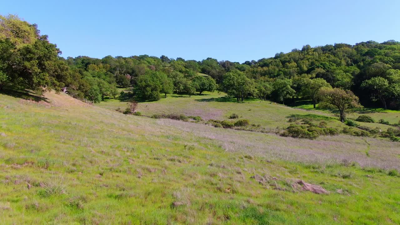 imágenes aéreas impresionantes en paisajes serenos y rutas de senderismo