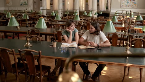 jóvenes estudiantes que estudian en la biblioteca