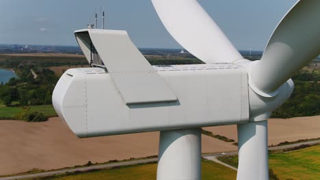 parte trasera de la góndola de la turbina eólica de cerca para inspección utilizando un avión no tripulado en órbita alrededor de la máquina
