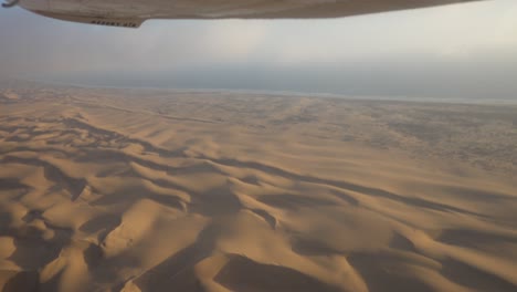 Amplia-Toma-épica-De-La-Costa-De-Los-Esqueletos,-Namibia,-Tomada-Desde-Un-Pequeño-Avión-Con-Algunas-Turbulencias-Y-Nubes