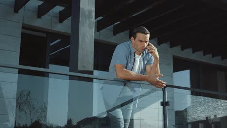 Hombre-De-Negocios-Hablando-De-Teléfono-Móvil-En-La-Terraza.-Hombre-Enojado-Hablando-Por-Teléfono-Celular.