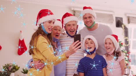 animación de nieve cayendo sobre una feliz familia caucásica usando sombreros de santa y tomando selfies