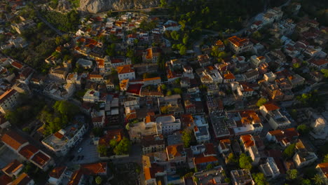 Hermosa-Panorámica-Revela-Una-Toma-Aérea-De-La-Acrópolis-Desde-El-Casco-Antiguo-De-Atenas.