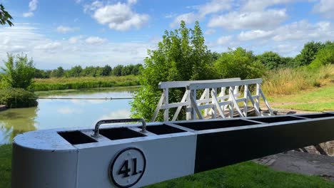 Lovely-summer-day-on-the-Kennet-and-Avon-Canal-in-Devizes-England,-sunny-weather-with-forest-trees-and-green-nature,-4K-shot