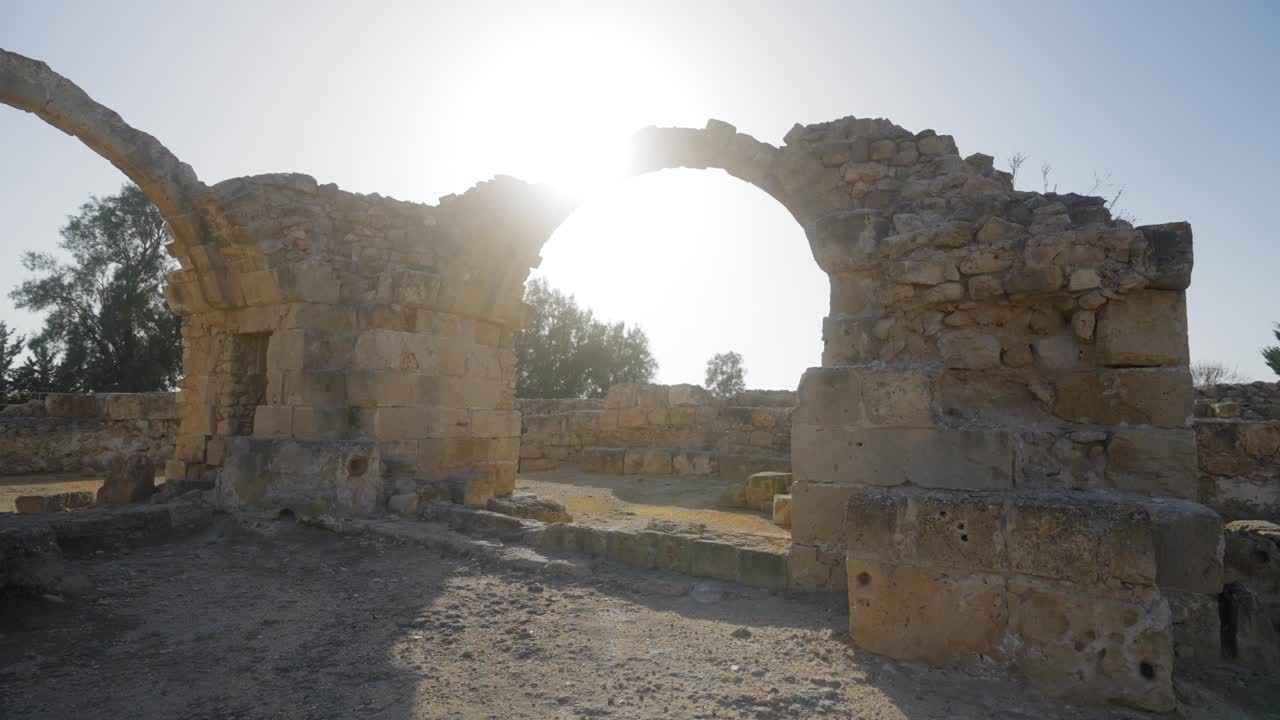 bellas imágenes escénicas mientras el sol brilla a través del arco de un antiguo castillo griego
