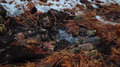 Schneebedeckter-Kleiner-Fluss.-Schneeschmelze.-Zeitlupe