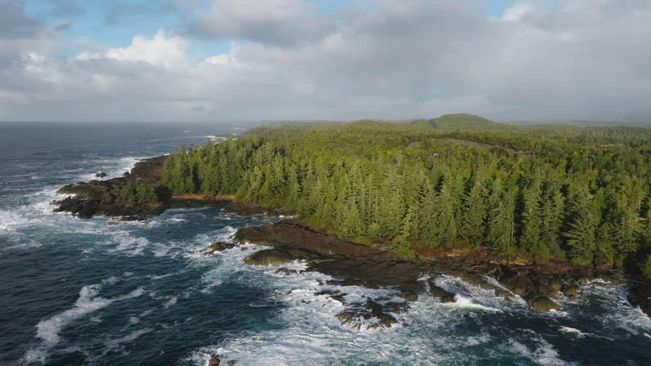 Dronevideo ved solnedgang i Ucluelet, British Columbia, Canada over havet og skoven