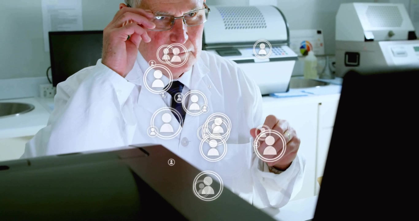 Kıdemli doktor laboratuvar verilerini yazarken, yüzen kullanıcı simgeleri beliriyor; doktor duraklıyor ve gözlüğünü çıkarıyor.
