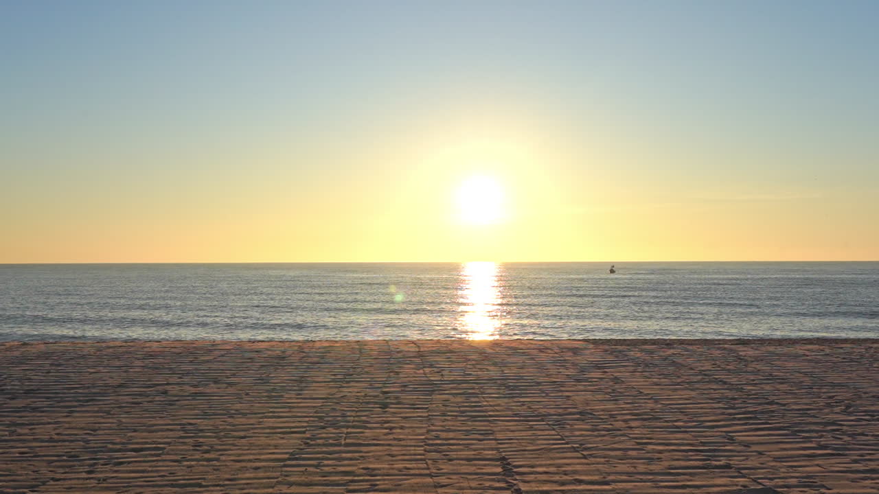 썰물 다채로운 일몰 태양 하늘에서 매우 낮은