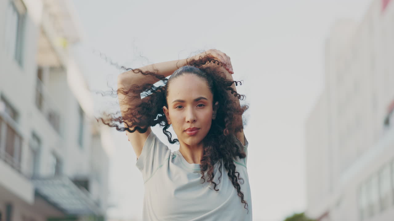 달리기, 팔 스트레치 및 도시에서 여성 얼굴