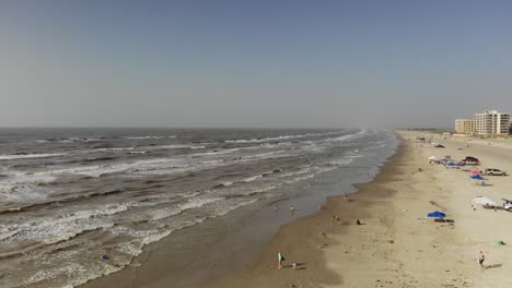 Start-Vom-Boden-Aus-über-Strand-Und-Meer,-Während-Familien-Das-Wasser-Genießen