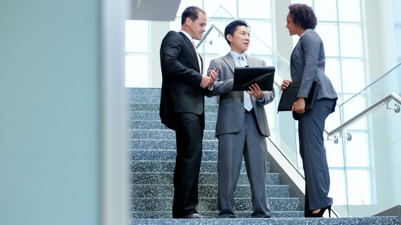 다민족 사업가들이 와이파이 기술로 만나고 있습니다.