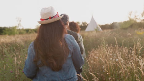 grupo de amigas maduras corriendo por el camino a través del campamento de yurt