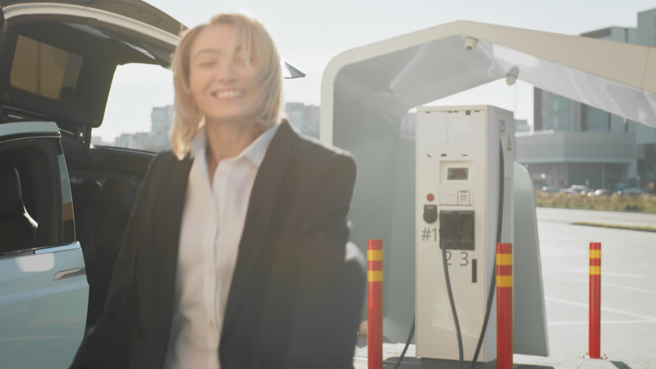 전기 자동차를 충전하는 여자