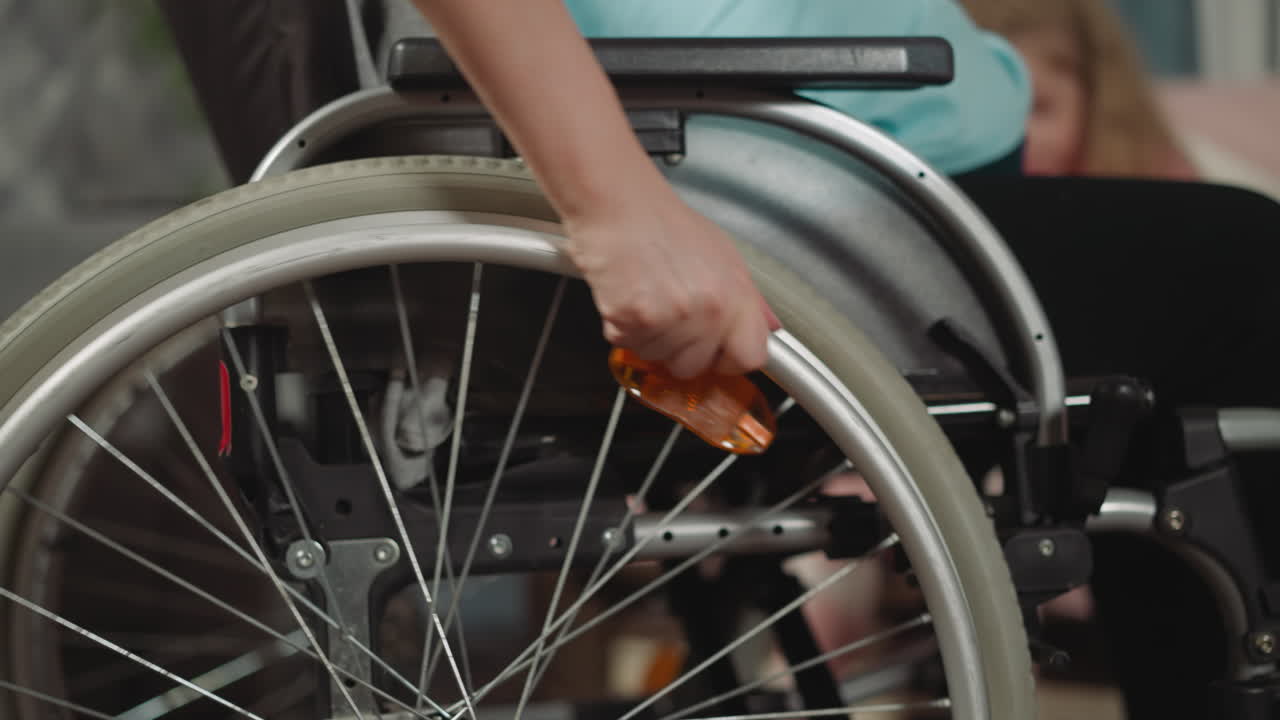 mujer con una condición de salud crónica se mueve en silla de ruedas