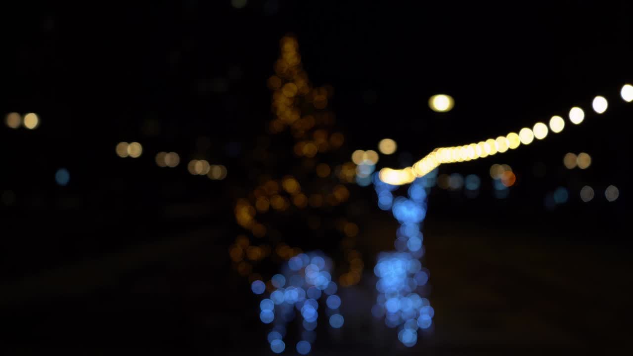 bokeh de luces de guirlandas. foco suave borroso. la guirlanda está parpadeando. luces de la ciudad por la noche. estado de ánimo navideño