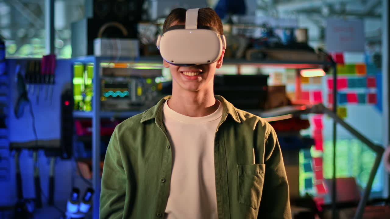 Ritratto di un giovane uomo caucasico sorridente che indossa un visore VR. Rallentatore