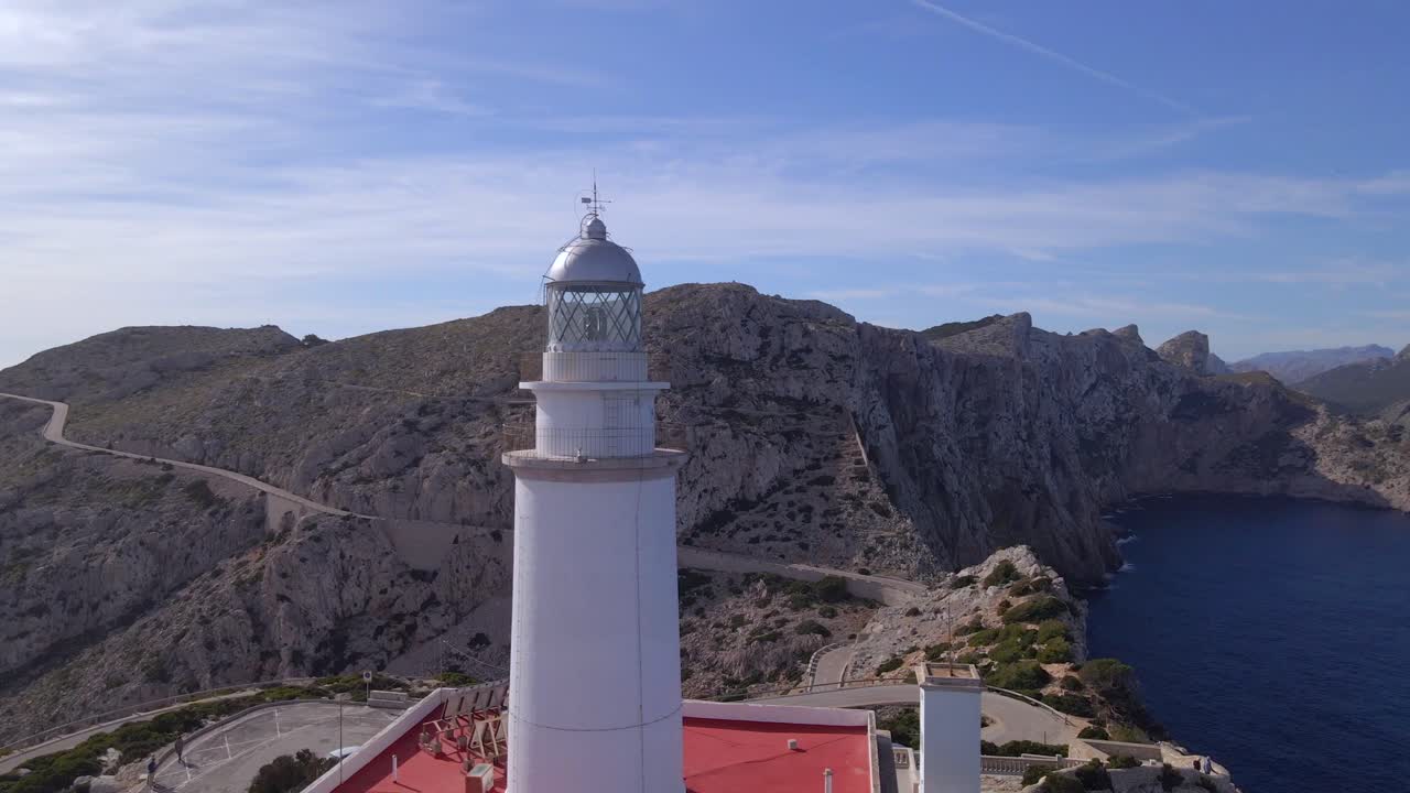 마요르카의  포르멘토르 등대 (cap formentor lighthouse) 에서 놀라운 전망을 발견하십시오. 크리스탈 파란 물과 거친 풍경은 완벽한 해안 탈출을 만니다.