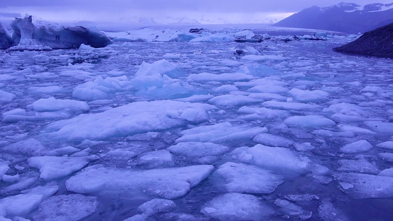 increíble filmación de lapso de tiempo de icebergs moviéndose en una bahía glacial jokulsarlon laguna glaciar islandia bajo el sol de medianoche 1