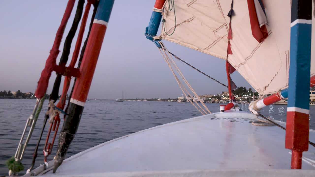 아름답고 유서 깊은 이집트의 일몰에 룩소르의 나일강에 나일 범선