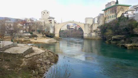 vista del viejo puente visto desde la orilla del río neretva en mostar