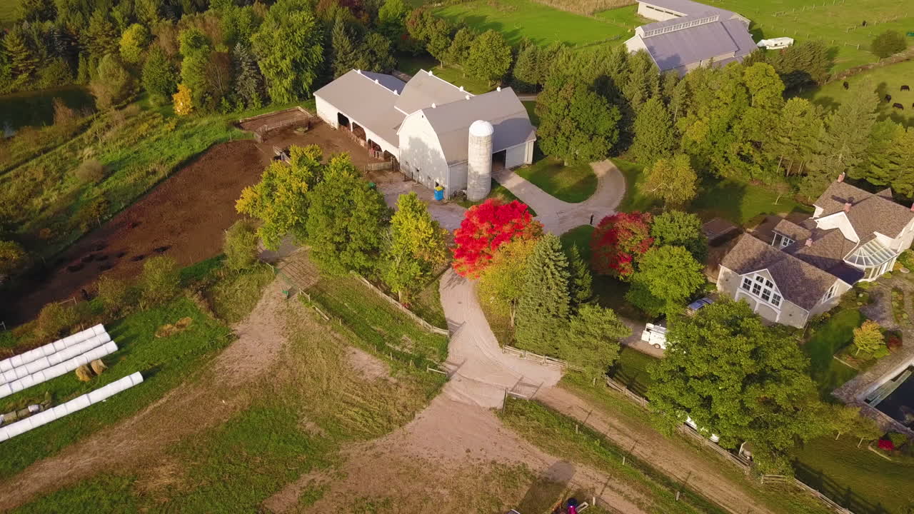 antena escénica dando vueltas sobre una pintoresca granja en el campo