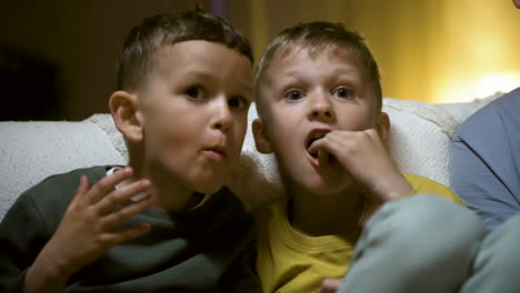 niños disfrutando de una película