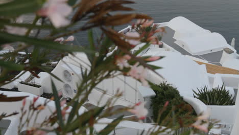 blick auf ferienvillen auf einer griechischen insel