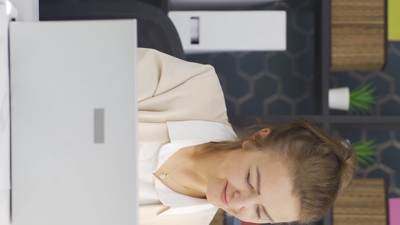 Video verticale di donna d'affari soddisfatta