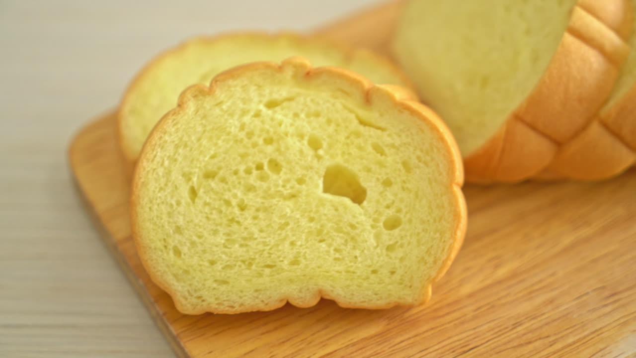 나무판에 잘라진 감자