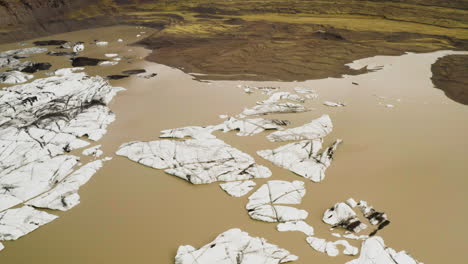 Dolly-En-Toma-Aérea-De-Iceberg-Agrietado-En-El-Lago-Glaciar-En-Fjallsárlón