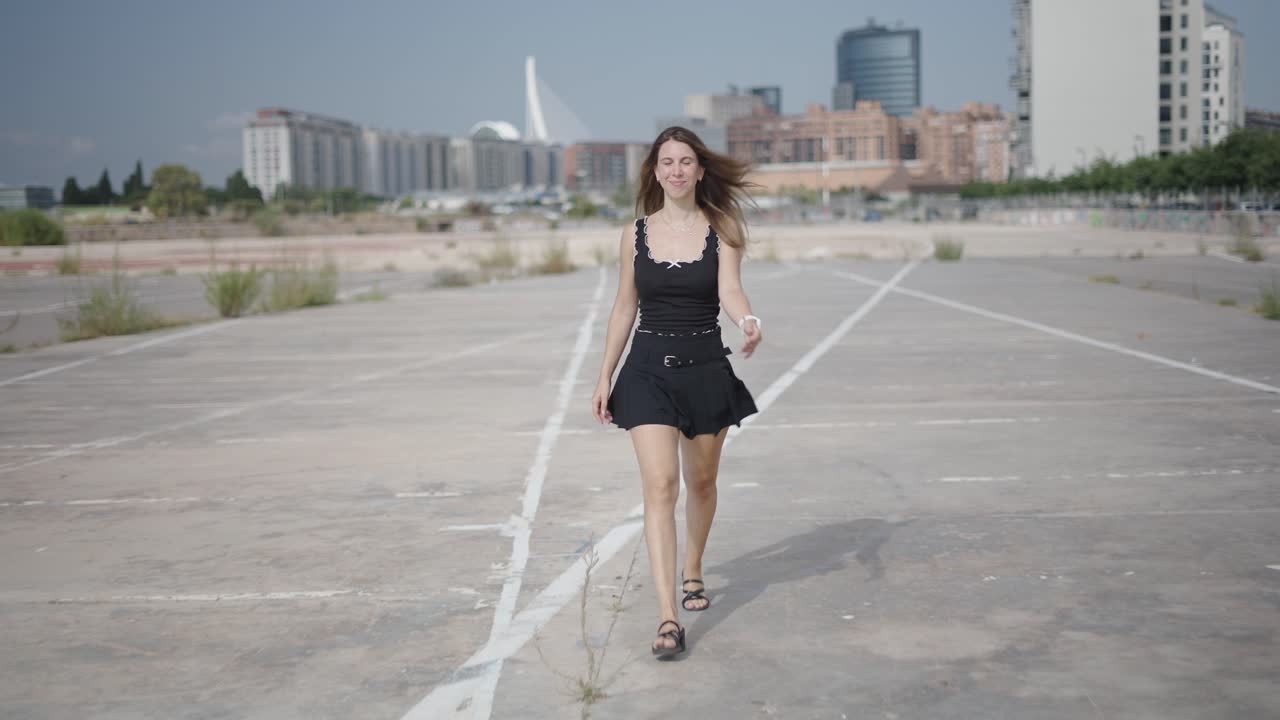 Donna che cammina in un parcheggio cittadino