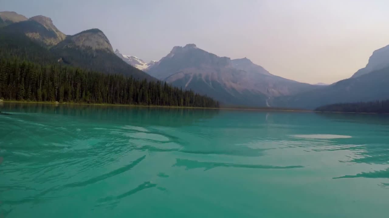 hombre viajando en barco en el lago 4k