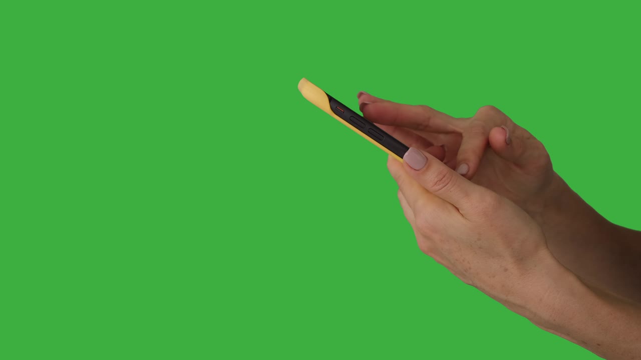 Mani che utilizzano un telefono cellulare con touchscreen su sfondo verde