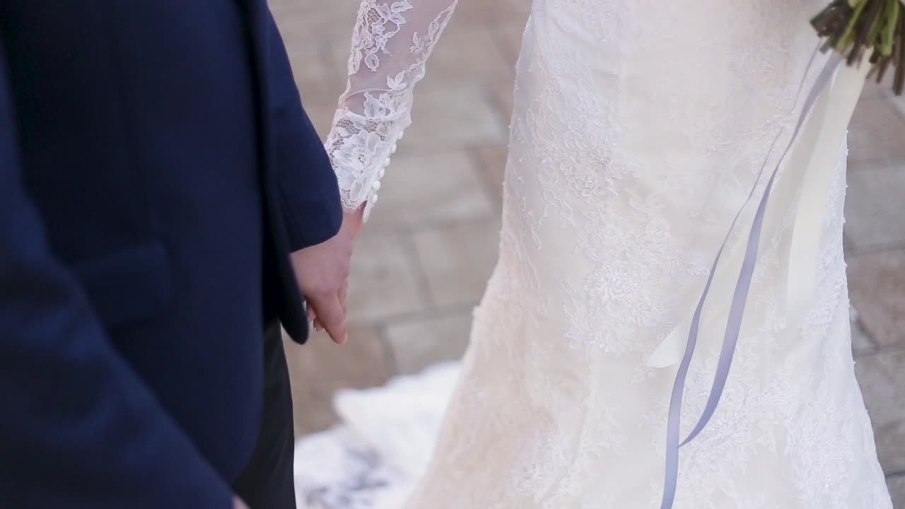 결혼식 에서 손을 잡고 있는 부부