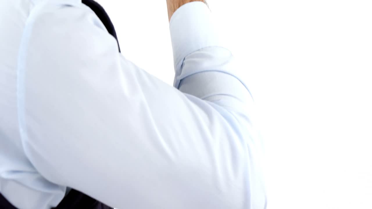 워키토키로 이야기하는 보안요원