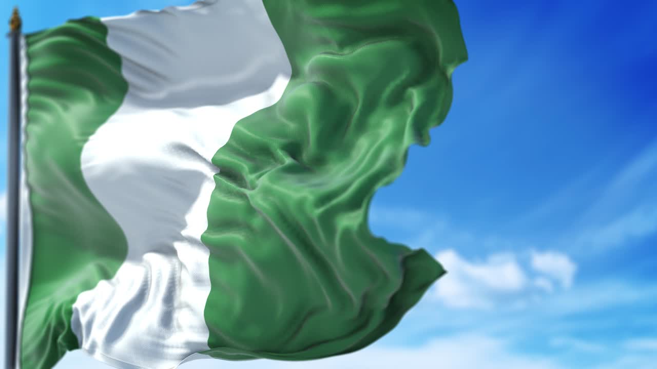 나이지리아의 발이 파란 하늘을 향해 천천히 흔들리고 있습니다.