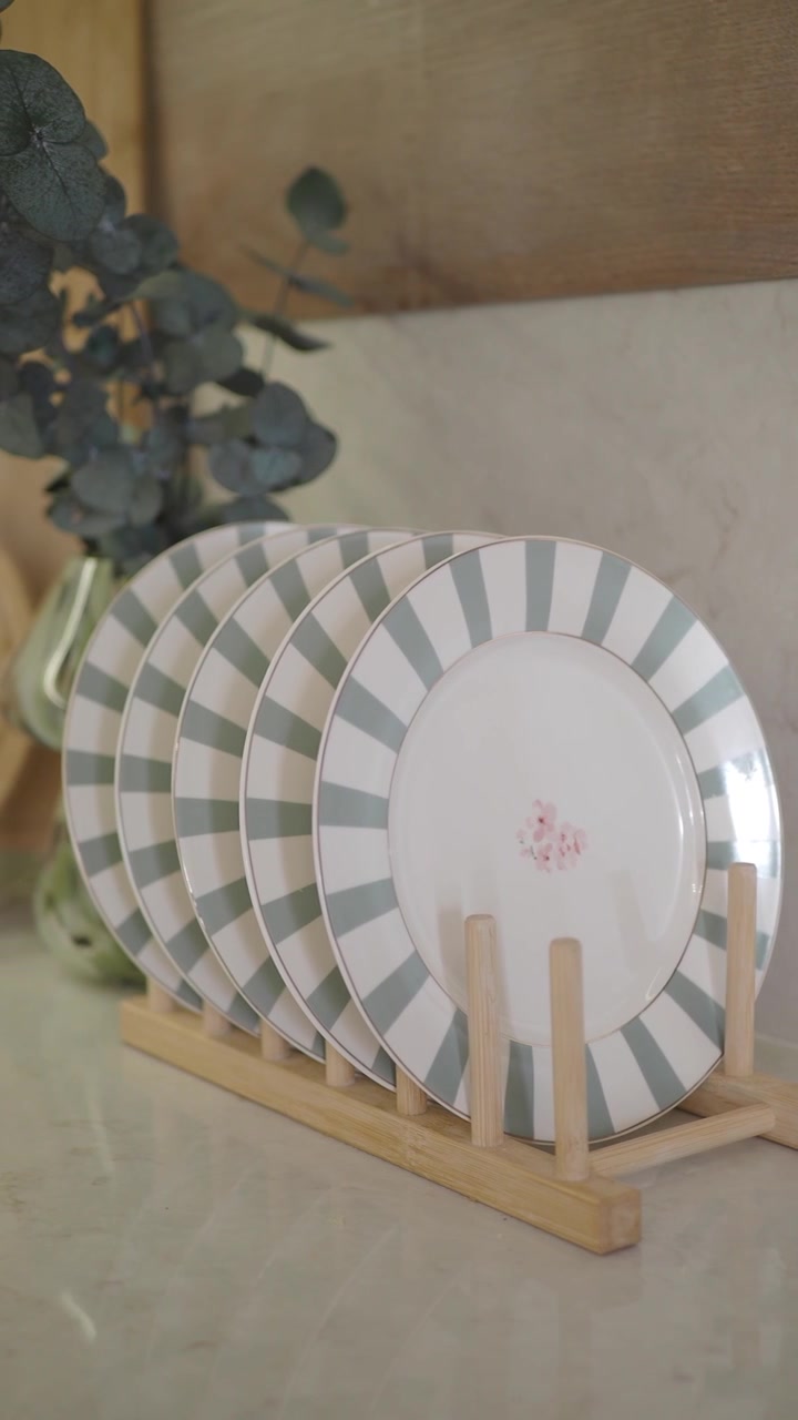 Platos Rayados Elegantes Exhibidos en un Estante de Cocina de Madera