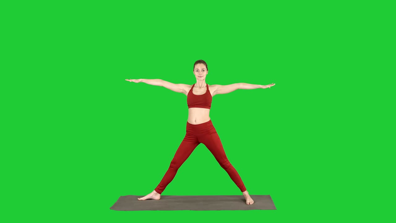 요가를 연습하는 여성, 확장된 측면 각 운동에 서, 녹색 화면에 utthita parsvakonasana 포즈, 크로마 키