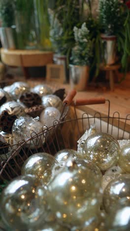 adornos de navidad y vainas de loto secas en exhibición