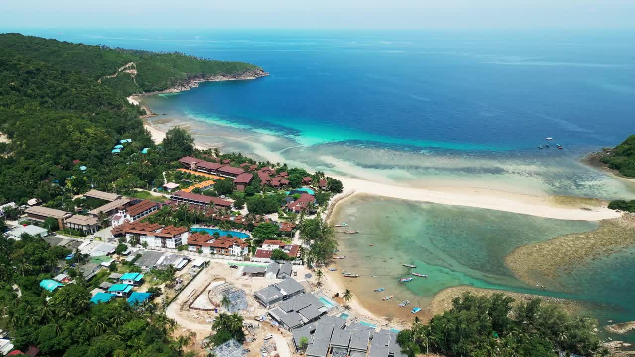 푸른 물과 울창한 초록색과 모래 섬을 연결하는 섬을 가로지르는 koh phangan의 해안선을 가로질러 놀라운 공중