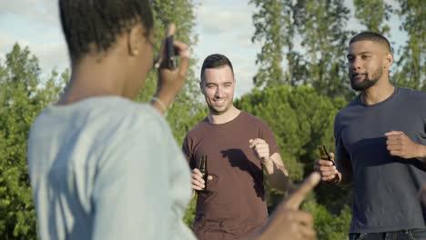 Lächelnde-Menschen,-Die-Während-Der-Party-Gemeinsam-Spaß-Haben