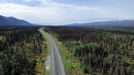 vista aérea de los coches que circulan por la carretera en el interior de alaska