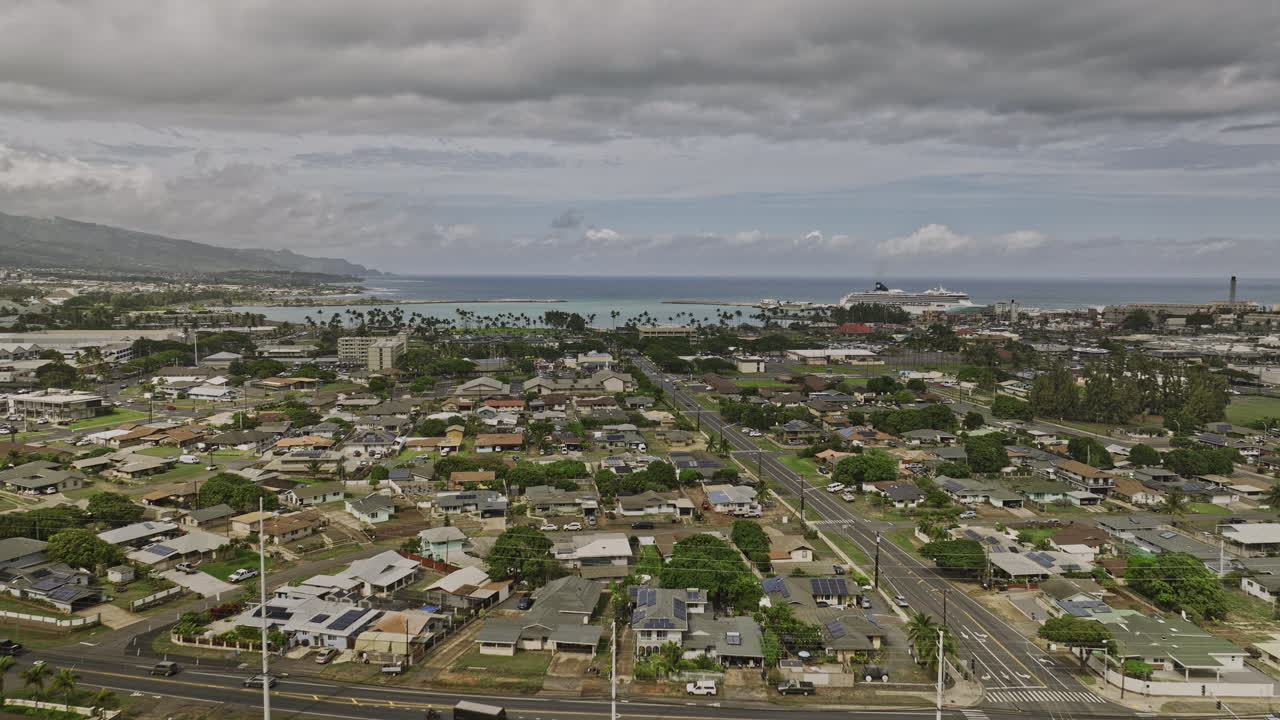 kahului maui hawaii aerial v6 flyover town center along lono avenue towards harbor capturing townscape, hobron point의 크루즈 선박 및 넓은 바다 전망 - mavic 3 cine로 촬영 - 2022년 12월