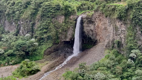 Manto-De-La-Novia-Waterfall,-Tungurahua,-Ecuador