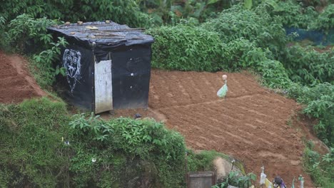 Pequeña-Cabaña-Hecha-De-Plástico-Se-Asienta-En-Un-Campo-Desnudo