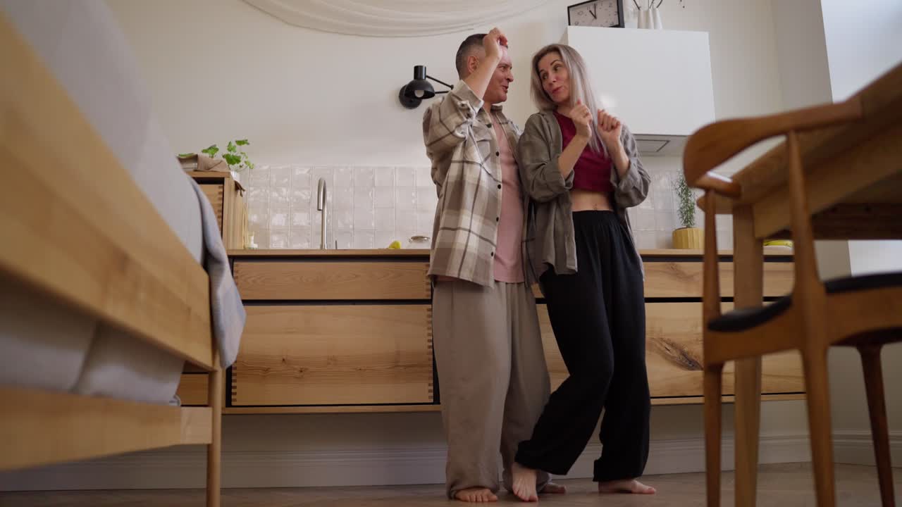 행복한 부부가 부에서 춤을 춘다.