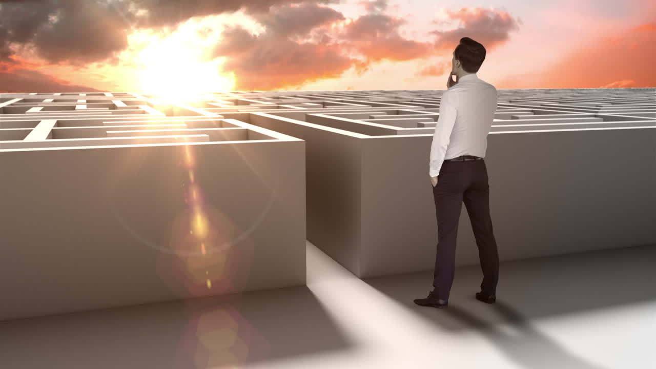 hombre de negocios en la entrada del laberinto