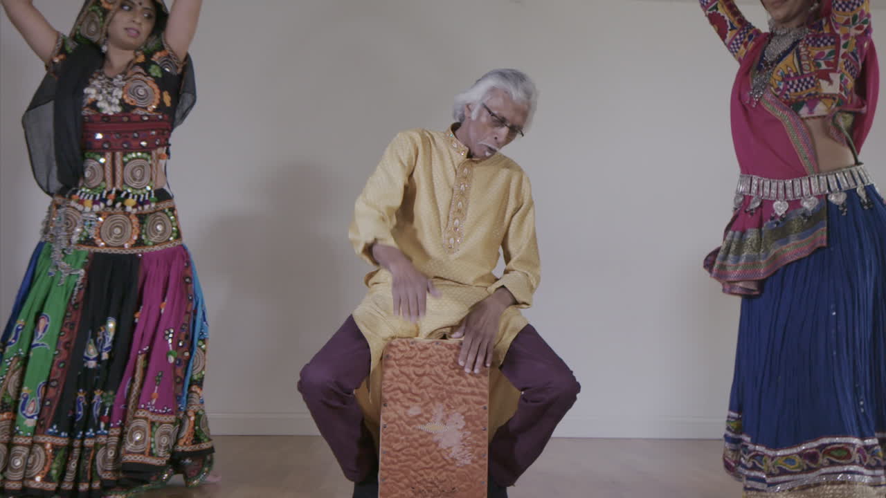 músico de percusión indio cámara lenta 5